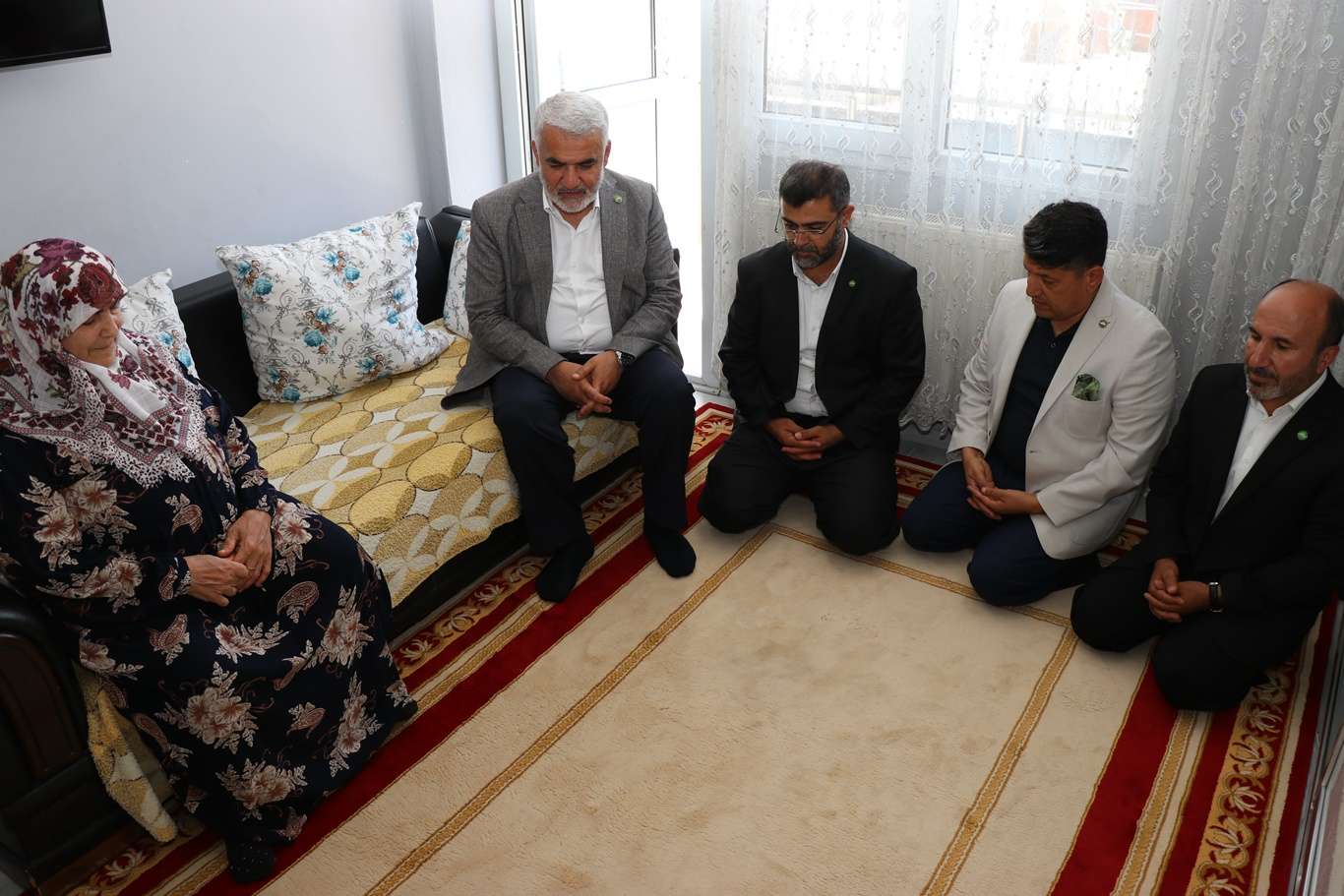 HÜDA PAR Genel Başkanı Yapıcıoğlu, Fadıl Şani’nin annesine taziye ziyareti yaptı